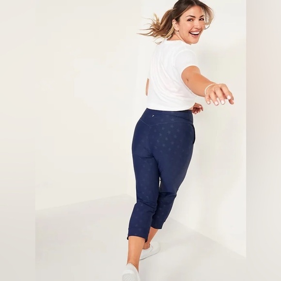 NWT! Navy Star Print High-Waisted PowerSoft Crop Jogger Pants - Size Small 💛 - Picture 1 of 4